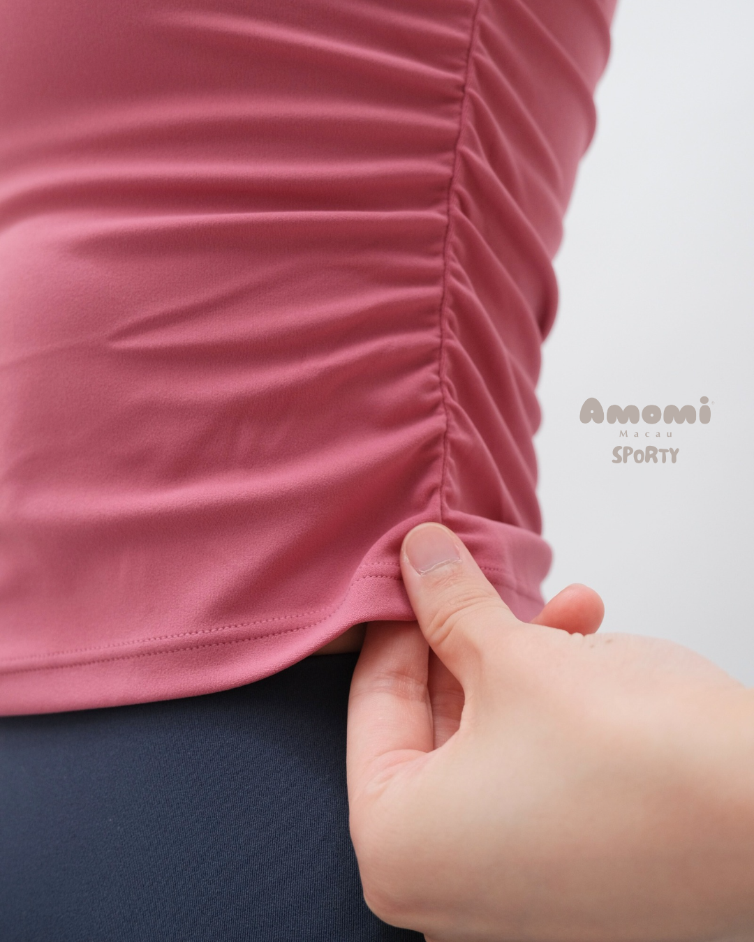 Builtin Bra Camisole兩穿式•短版吊帶背心，親膚面料，適合運動與日常穿搭，展現時尚風格。