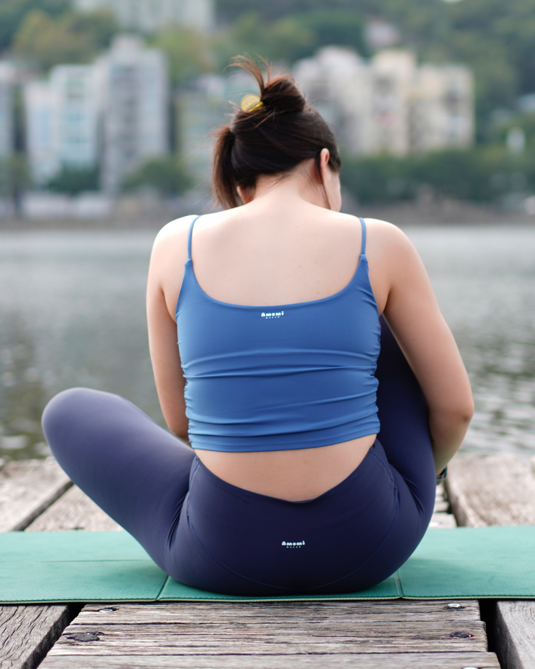 舒適的Builtin Bra Camisole兩穿式•短版吊帶背心，適合運動與日常搭配，展現運動風格。