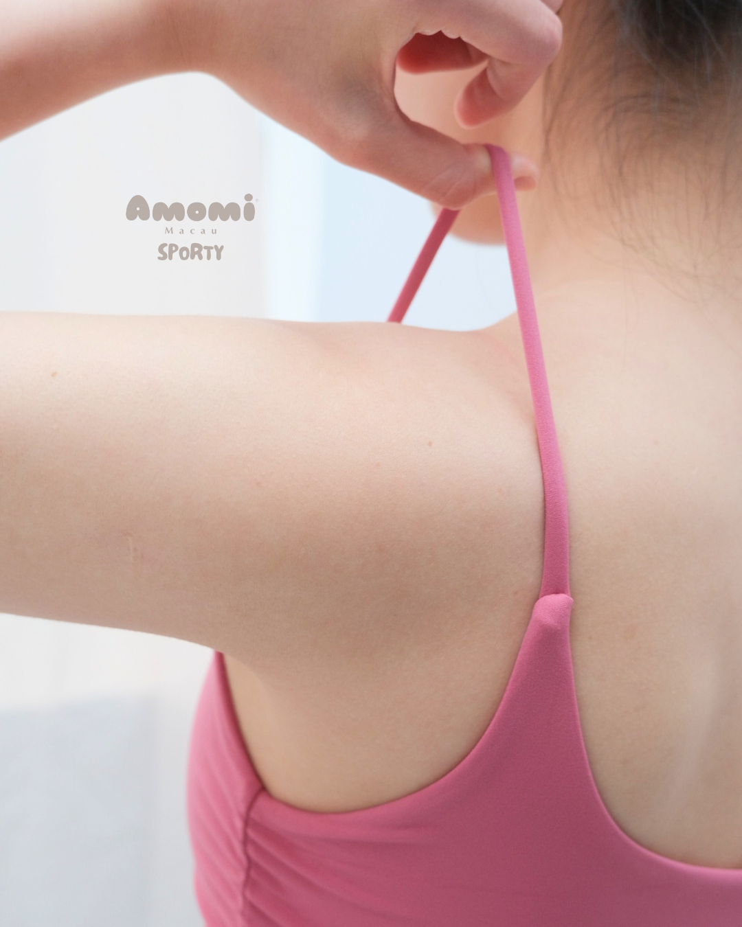 親膚裸感面料的Builtin Bra Camisole兩穿式•短版吊帶背心，舒適又時尚。完美運動搭配。