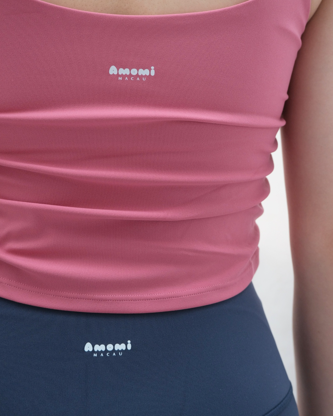 Builtin Bra Camisole兩穿式•短版吊帶背心，運動與日常搭配的完美選擇，舒適又時尚。