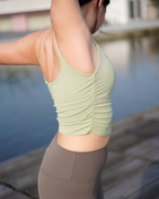 舒適的Builtin Bra Camisole兩穿式•短版吊帶背心，完美搭配日常及運動風格，展現運動魅力。