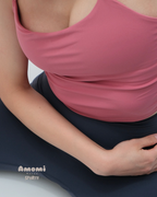 親膚裸感面料的Builtin Bra Camisole兩穿式•短版吊帶背心，適合日常和運動穿搭。