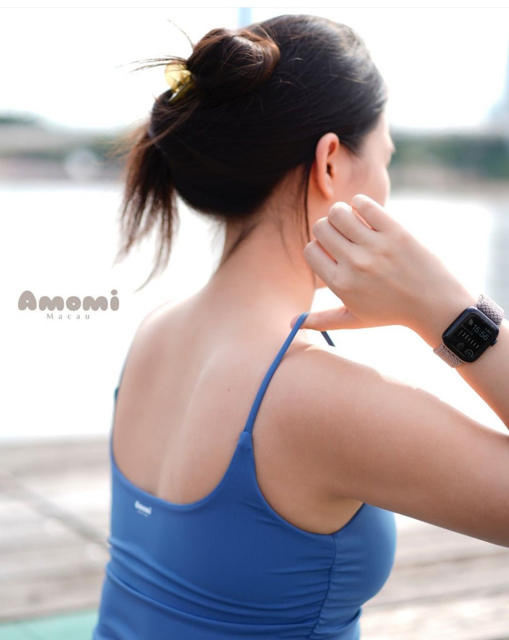 簡約設計的Builtin Bra Camisole兩穿式•短版吊帶背心，輕鬆搭配運動與日常穿著。